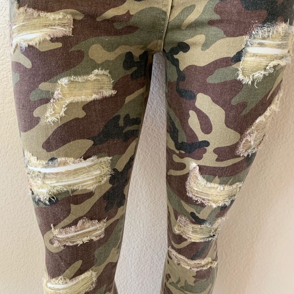 🛑Closet Clear Out 🚨- Distressed Camo Jeans - Picture 6 of 8